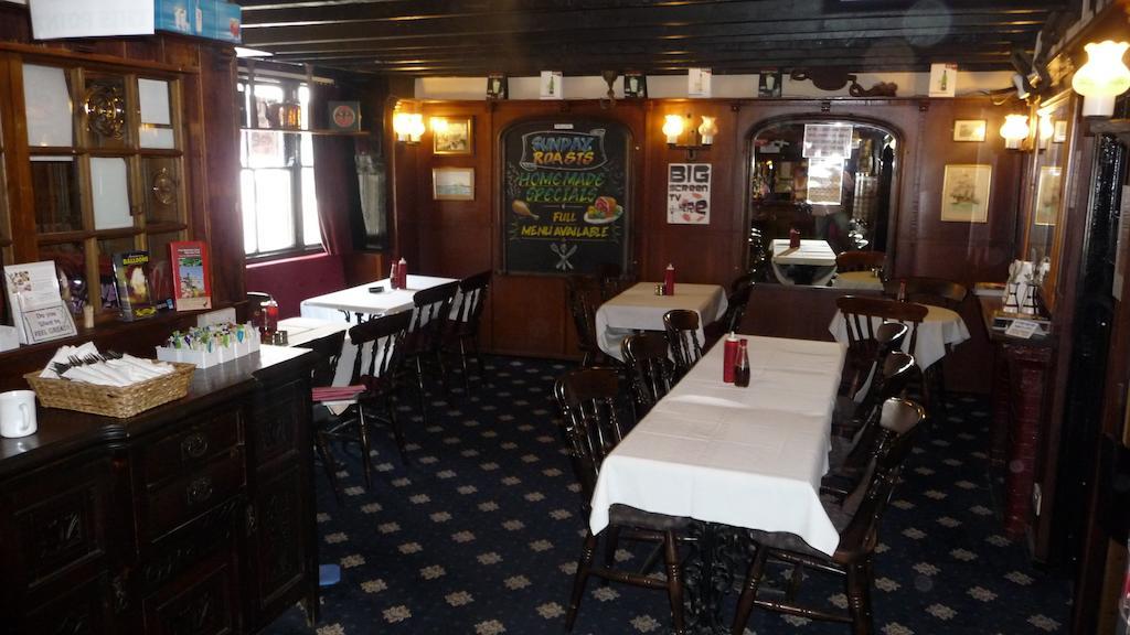 Kings Arms Hotel Пенрин Экстерьер фото